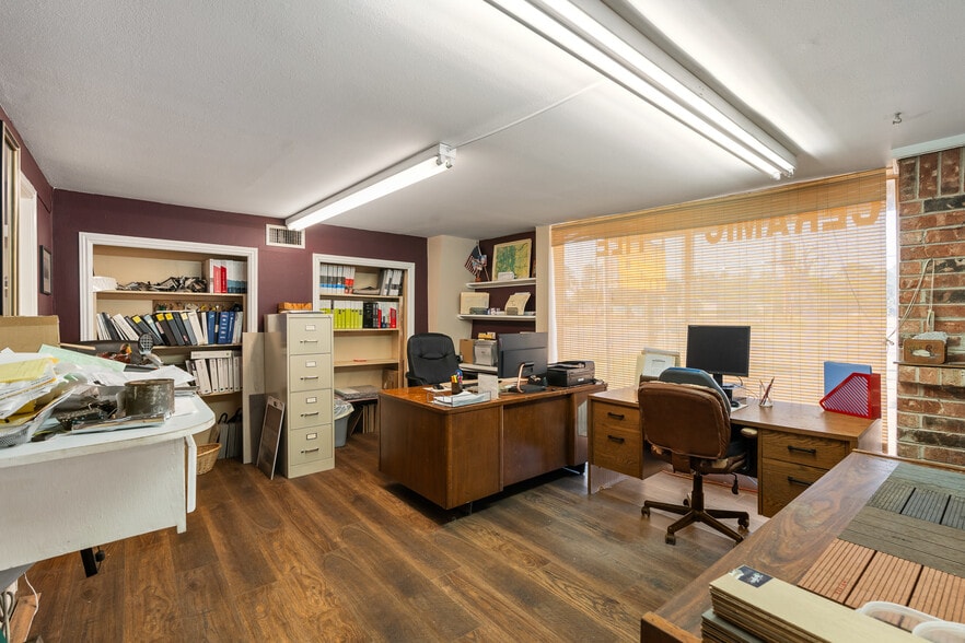 More Photos Of 2751 E Davis St, Conroe Freestanding For Sale