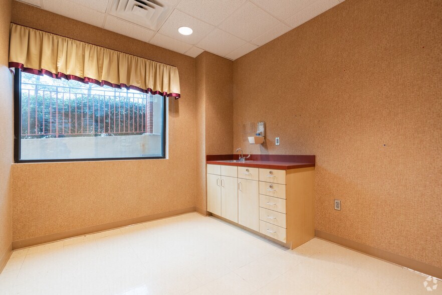 More Photos Of 1275 Highway 54 W, Fayetteville Medical For Lease