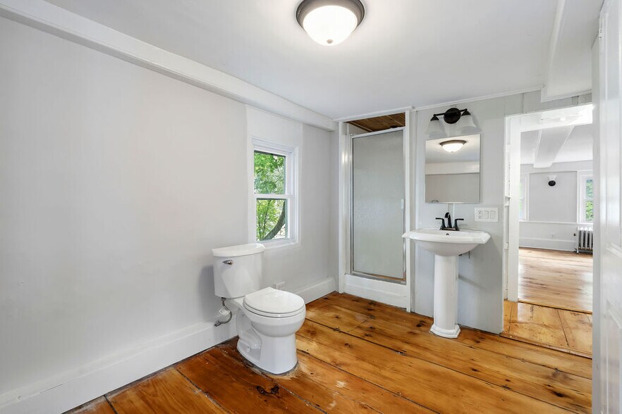 More Photos Of 3 Portsmouth Ave, Exeter General Retail For Sale