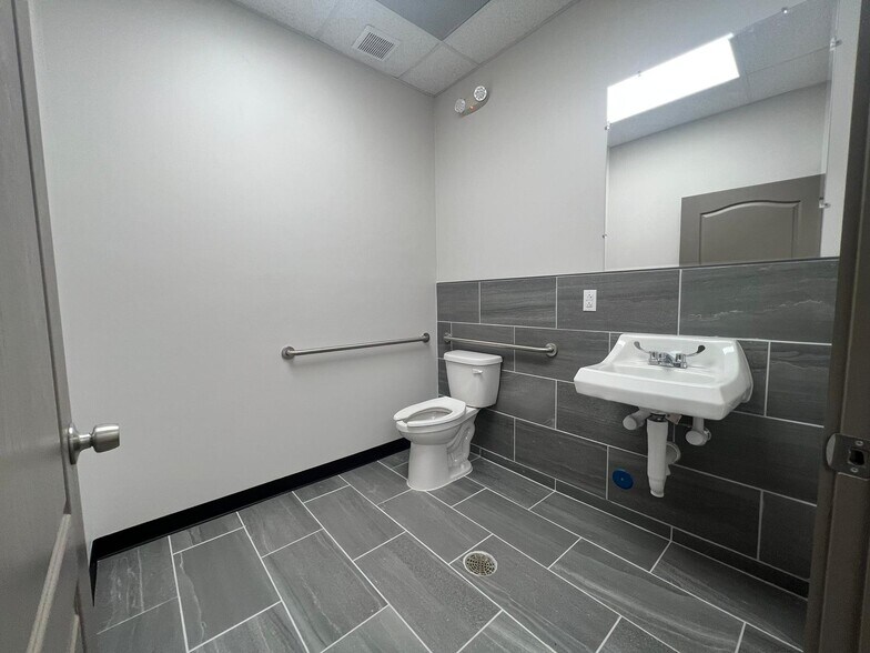 More Photos Of 600 E Amber St, San Antonio Medical For Sale