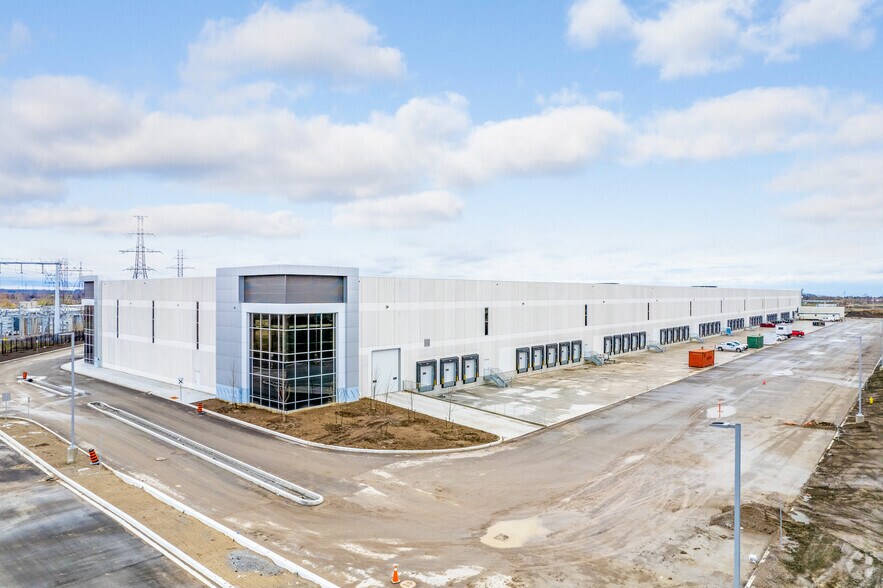 More Photos Of 2750 Morningside Ave, Toronto Distribution For Sale