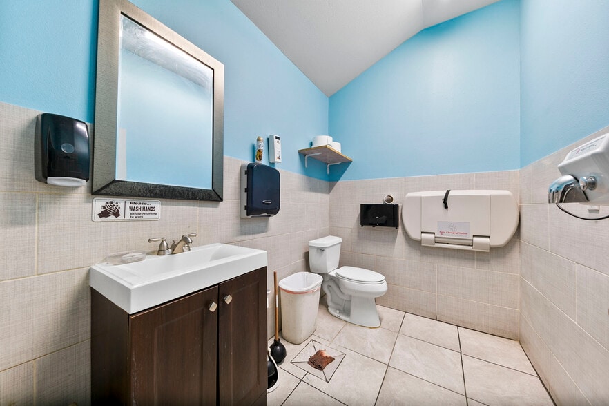 More Photos Of 103 Henderson St, Palacios Convenience Store For Sale