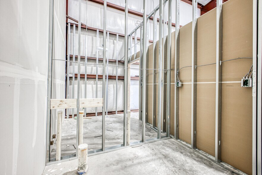 More Photos Of 10100 Railroad Dr., El Paso Warehouse For Lease