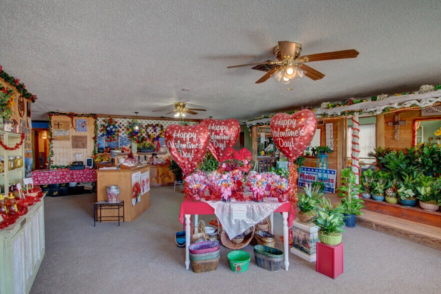 More Photos Of 617 W Main St, Whitesboro Garden Center For Sale