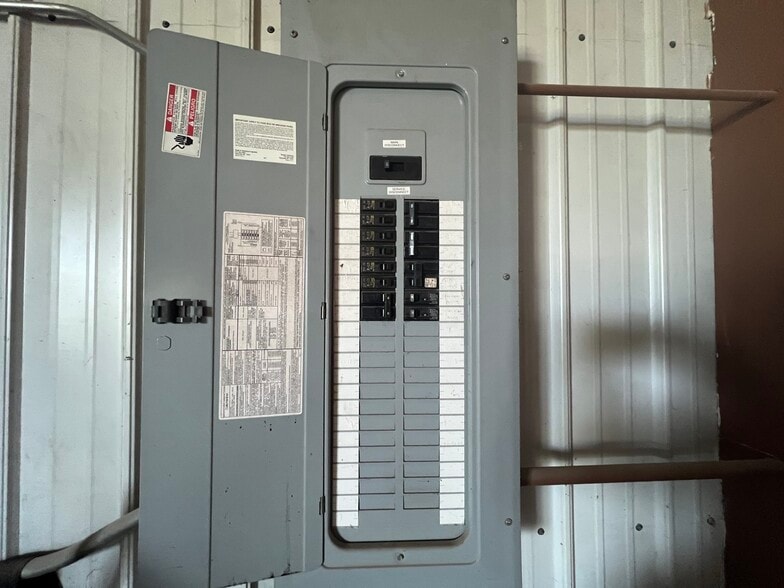 More Photos Of 1730 W Church St, Sandwich Auto Repair For Sale