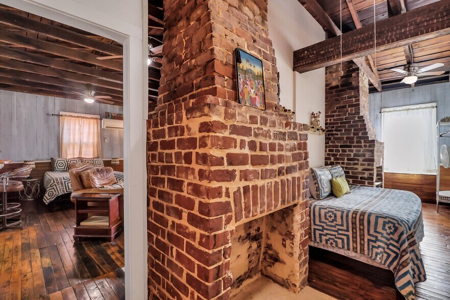 More Photos Of 8 E 41st St, Savannah Storefront Retail Residential For Sale