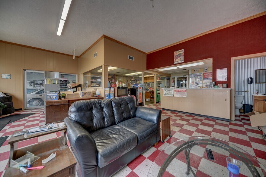 More Photos Of 307 E Alamo St, Brenham Auto Repair For Sale