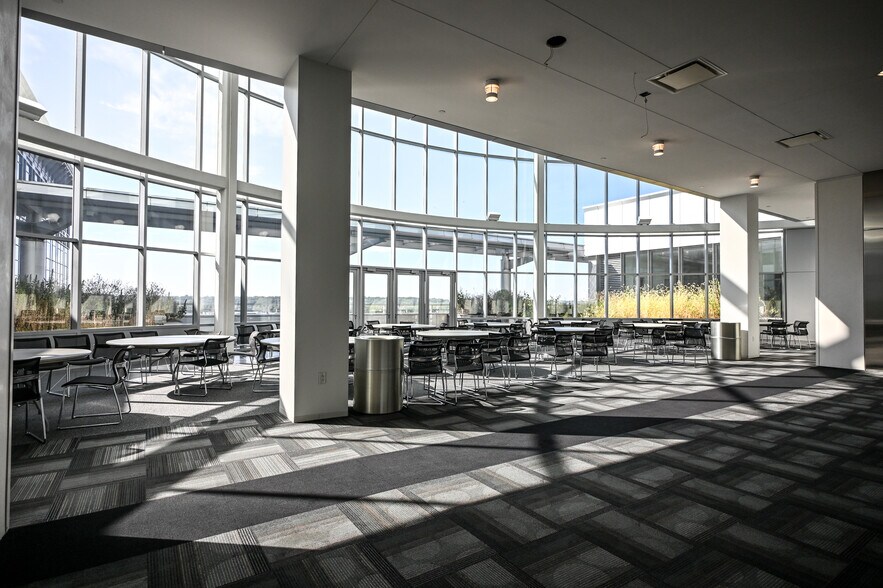 More Photos Of 800 Walnut St, Des Moines Office For Sale