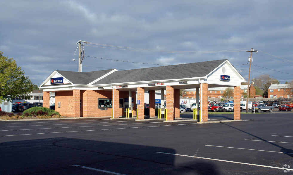 Primary Photo Of 8950 Mathis Ave, Manassas Bank For Lease