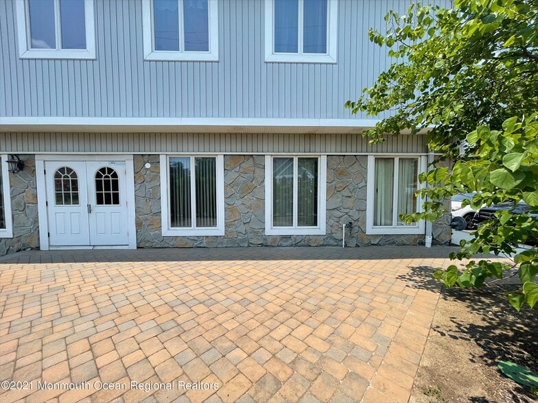 More Photos Of 27 Beach Rd, Monmouth Beach Medical For Lease