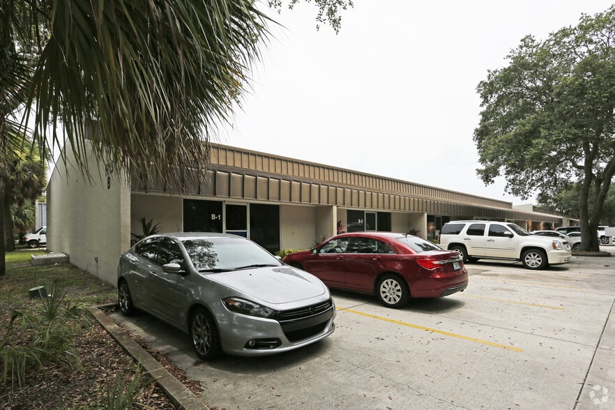 More Photos Of 1715 Independence Blvd, Sarasota Light Distribution For Lease