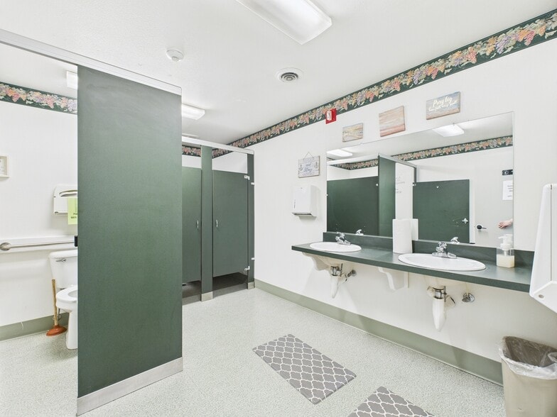 More Photos Of 118-120 NE 4th St, Mcminnville Office For Sale