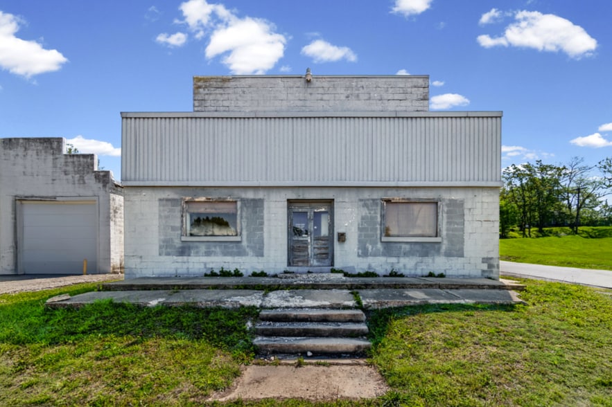 Primary Photo Of 302 N Mason St, Carrollton General Retail For Sale