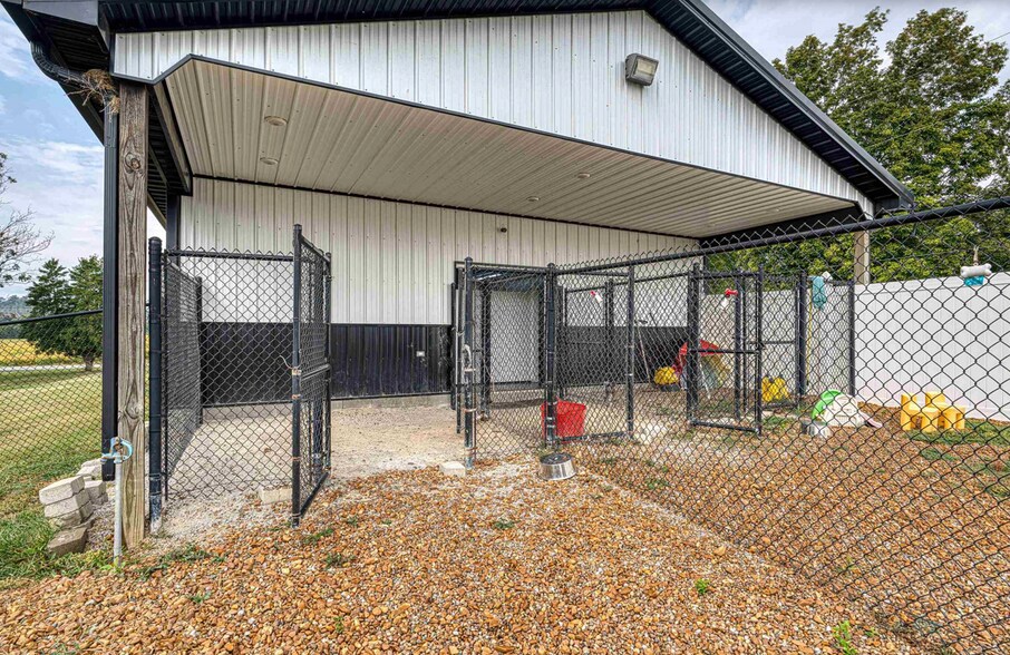 More Photos Of 1601 ST RTE 56E STATE ROUTE 56E, Morganfield Veterinarian Kennel For Sale