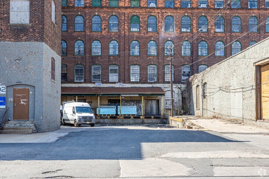 More Photos Of 107 Trumbull St, Elizabeth Warehouse For Lease