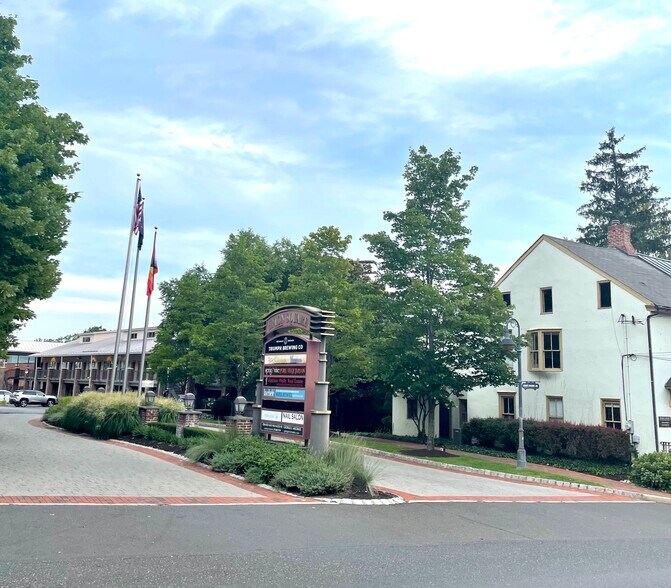 More Photos Of 500-580 Union Square Dr, New Hope Office For Lease