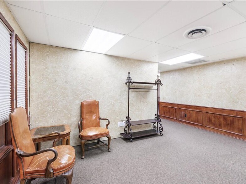 More Photos Of 2020 W Northwest Hwy, Grapevine Office For Lease