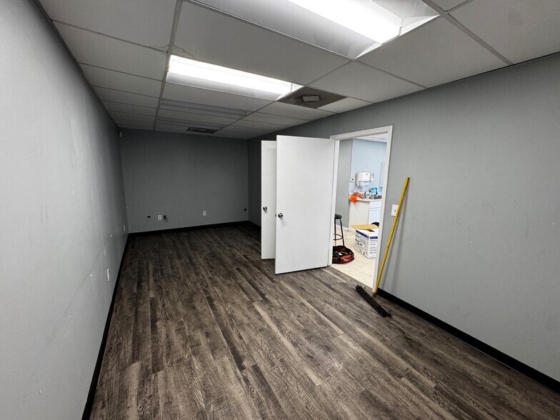More Photos Of 1210-1212 NW Valley Ridge Dr, Grain Vly, Grain Valley Warehouse For Lease