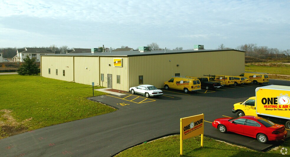 Primary Photo Of W204N16635 Jackson Dr, Jackson Service For Lease