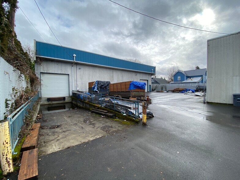 More Photos Of 152 SE 5th Ave, Hillsboro Showroom For Lease