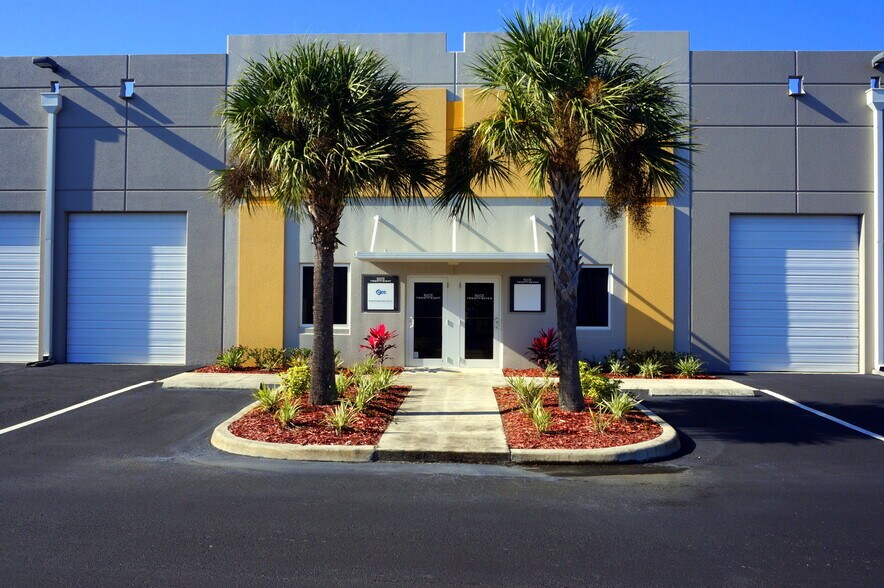 More Photos Of 12801 Commerce Lakes Dr, Fort Myers Light Distribution For Lease