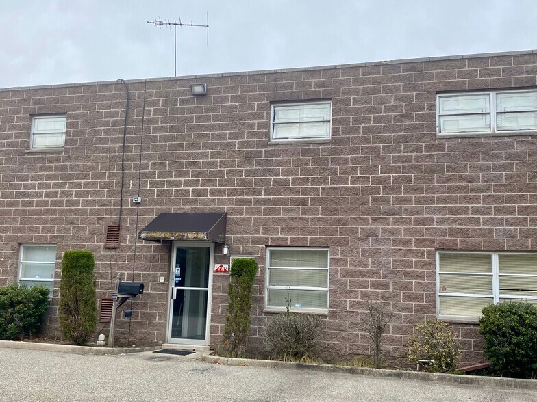 More Photos Of 148 Veterans Dr, Northvale Light Distribution For Lease