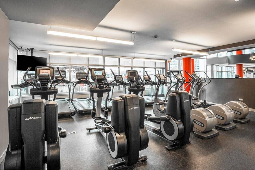 More Photos Of 555 W Kinzie St, Chicago Multifamily For Sale