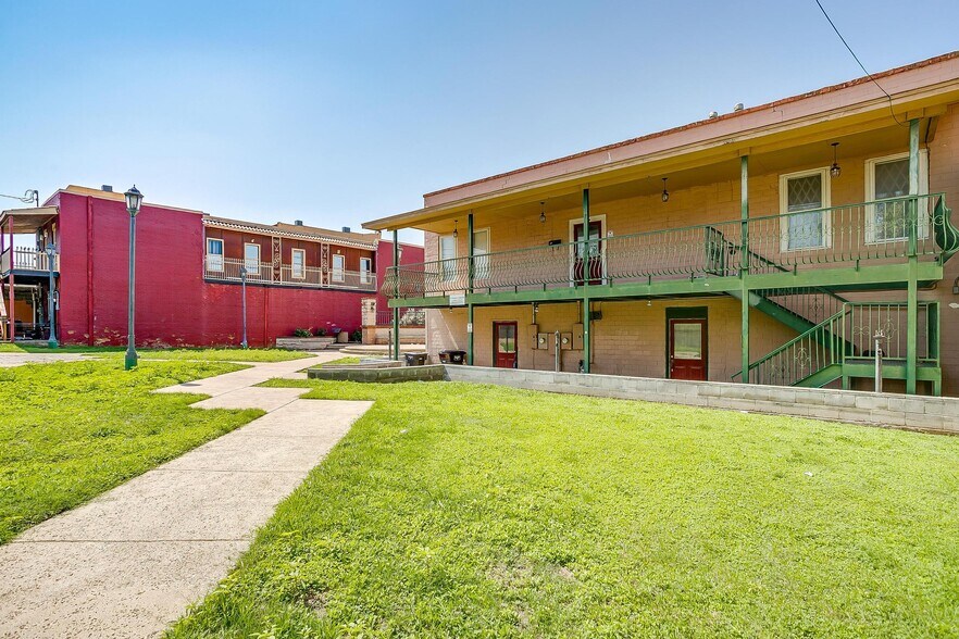 More Photos Of 1434 N Main St, Fort Worth Storefront Retail Office For Lease