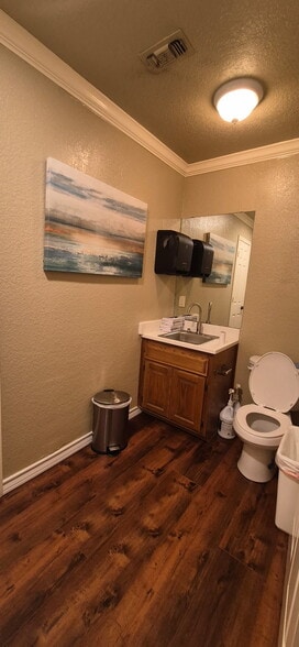 More Photos Of 606 S Harbor Ct, Granbury Office For Lease