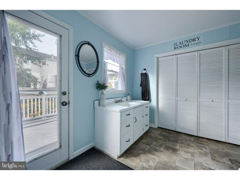 More Photos Of 240 Railroad Ave, Bird In Hand Flex For Sale