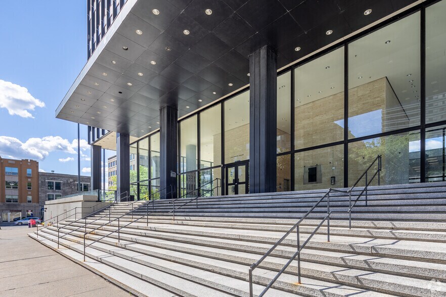 More Photos Of 1 Car Westmount, Westmount Office For Lease