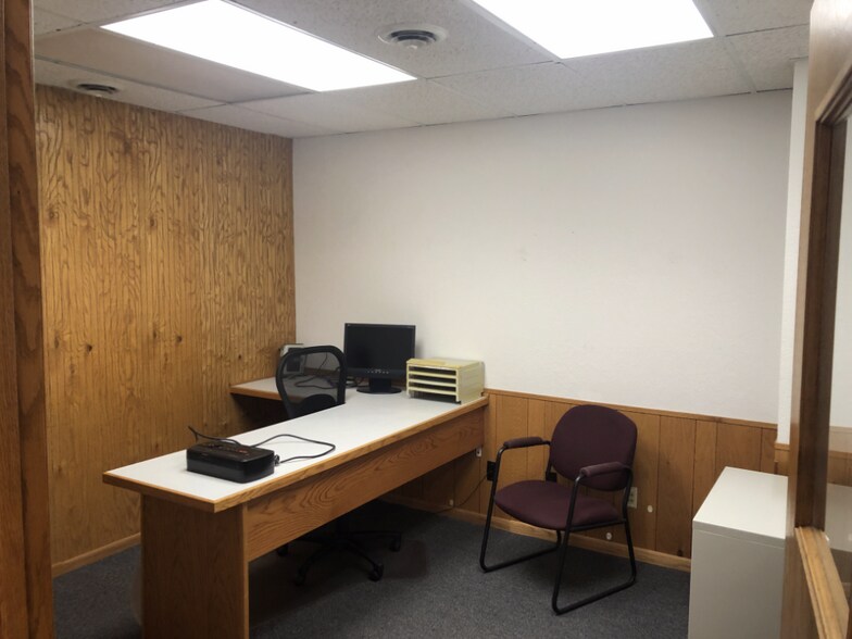 More Photos Of 172 W Stutsman St, Pembina Light Manufacturing For Sale