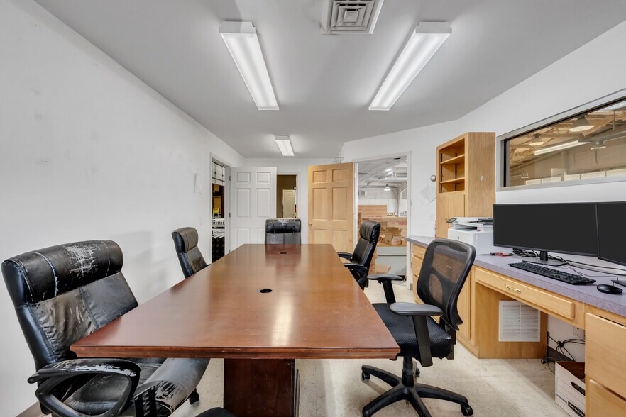 More Photos Of 25 Woodbury Hwy, Manchester Freestanding For Lease