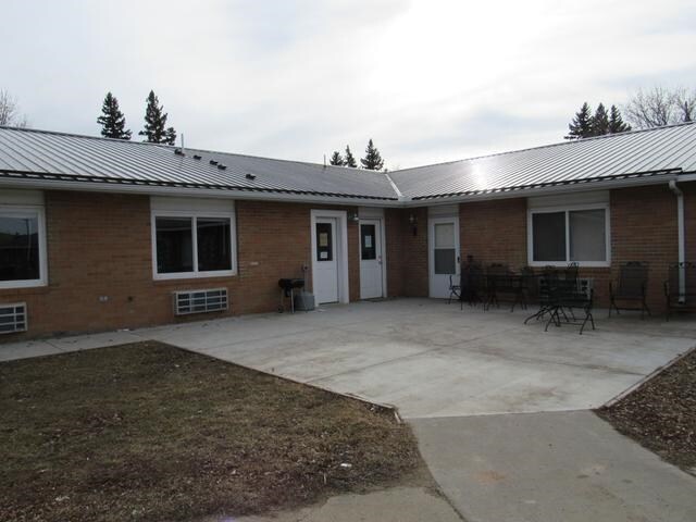 More Photos Of 211 1st St Ne, Halliday Hotel For Sale