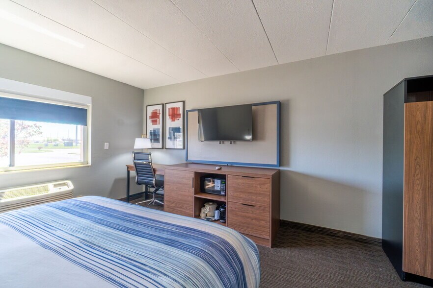 More Photos Of 4230 S Lewis Blvd, Sioux City Hotel For Sale