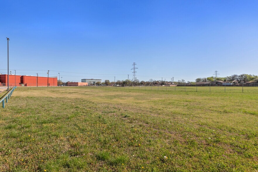 More Photos Of 940 N I-35 E, Lancaster Auto Dealership For Lease