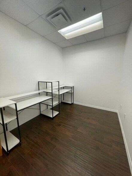 More Photos Of 7075 Kingspointe Pky, Orlando Showroom For Lease