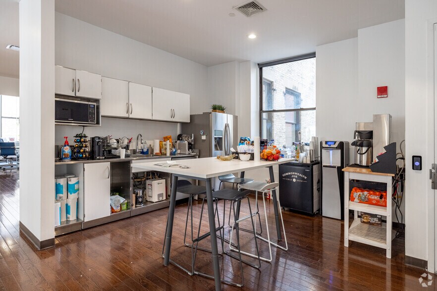 More Photos Of 156 Fifth Ave, New York Coworking Space