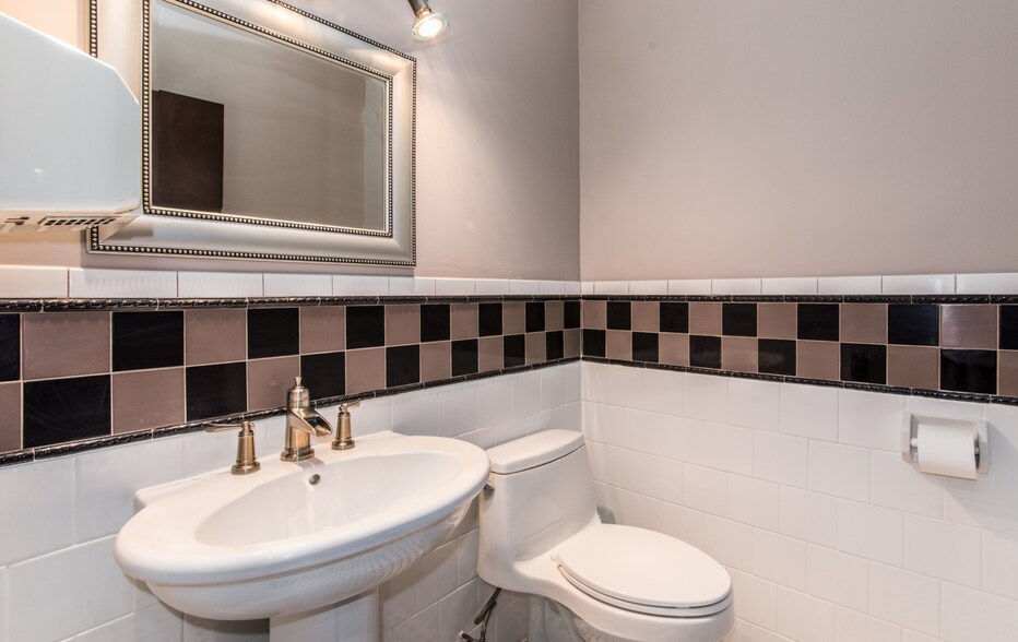 More Photos Of 1645 S River Rd, Des Plaines Office For Sale