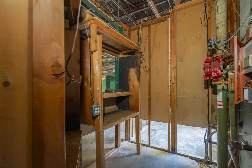 More Photos Of 12 E Dexter Plz, Pearl River Warehouse For Lease