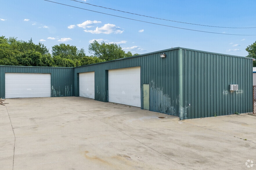 More Photos Of 308 Thomas Pl, Everman Warehouse For Sale