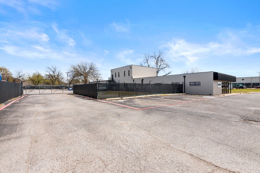 More Photos Of 3330 N Beach St, Haltom City Showroom For Sale