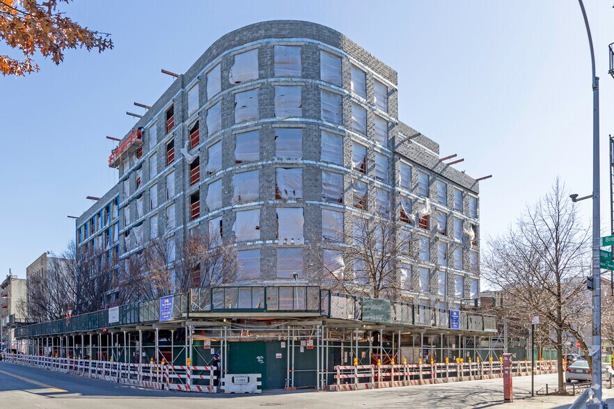 Primary Photo Of 872 Bronx Park South, Bronx Apartments For Lease
