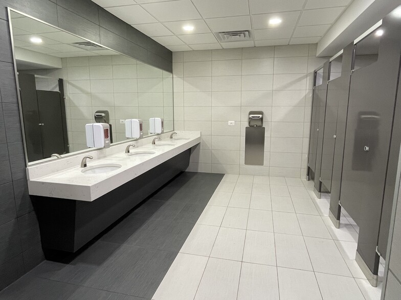 More Photos Of 1550 N Northwest Hwy, Park Ridge Medical For Lease