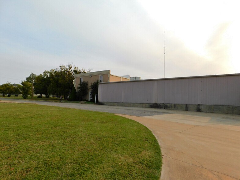 More Photos Of 720 SW F Ave, Lawton Manufacturing For Sale