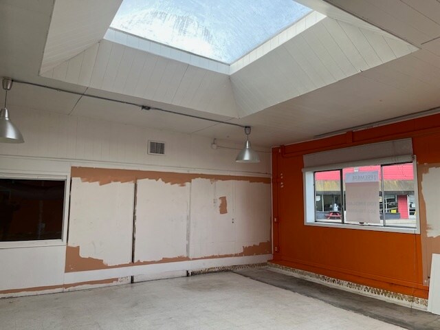 More Photos Of 7981 SE 17th Ave, Portland Freestanding For Sale