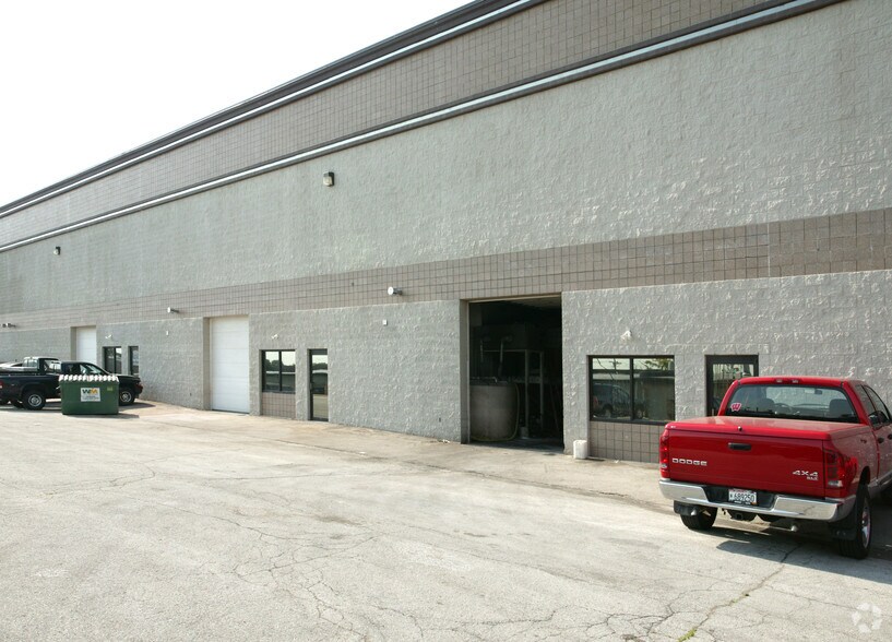 More Photos Of 301 Commerce St, Waukesha Distribution For Lease