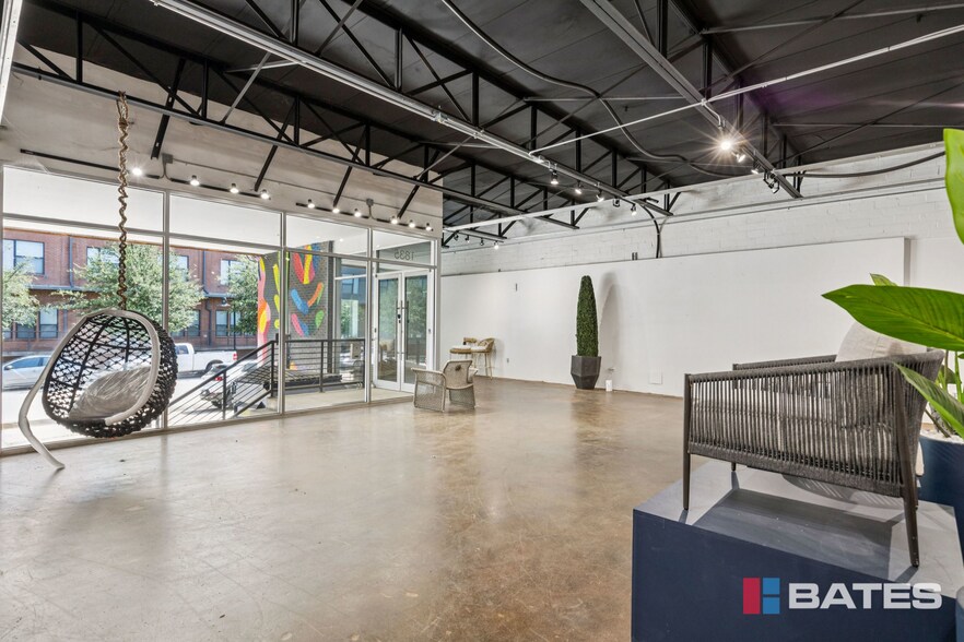 More Photos Of 1839 E Levee St, Dallas Light Distribution For Sale