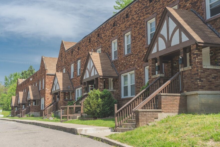 More Photos Of 25 Maynard Ct, Pontiac Apartments For Sale