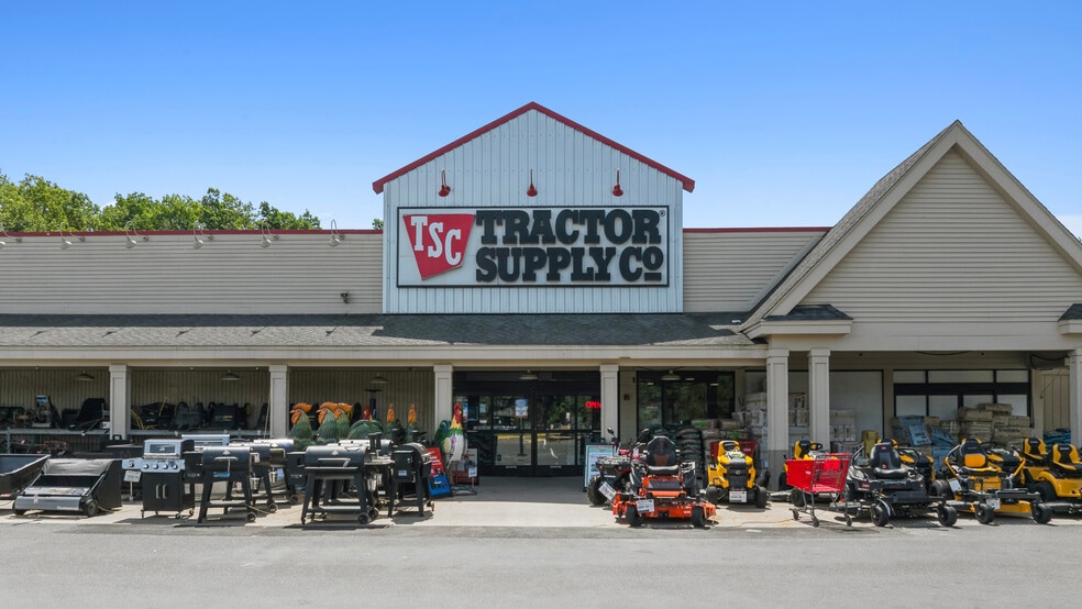 Primary Photo Of 361 Scott Swamp Rd, Farmington Freestanding For Sale
